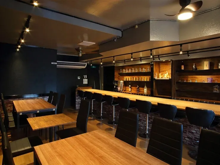 手づくりにこだわった、シンプルで落ち着ける店内